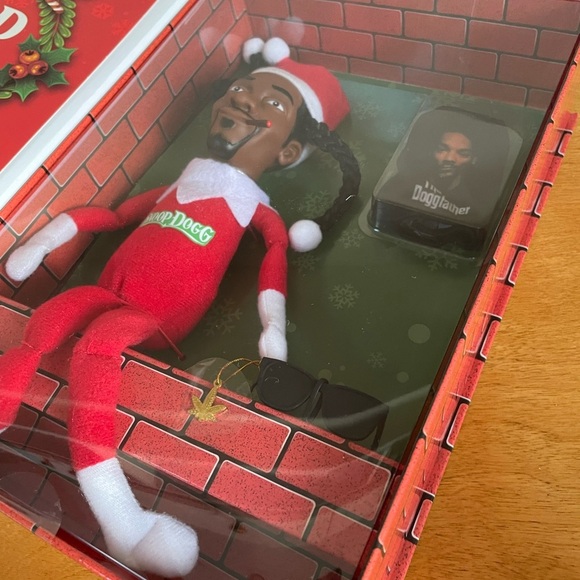 NWT Urban Outfitters Death Row Records Snoop On The Stoop Plushie Figure - Picture 7 of 11